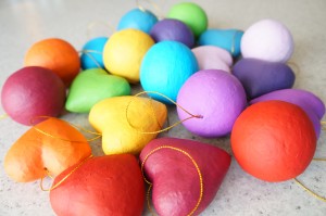 Décorations pour sapin - Boules et coeurs de Noël Le rire de l'arc-en-ciel