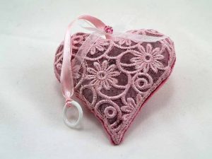 accessoires-de-maison-sachet-de-lavande-brode-un-coeur-16034572-15lav001-2-jpg-1f72f_570x0