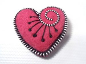 broche-valentin-broche-en-laine-petit-coeu-12812041-p1010261-2d68c-3e3dc_570x0