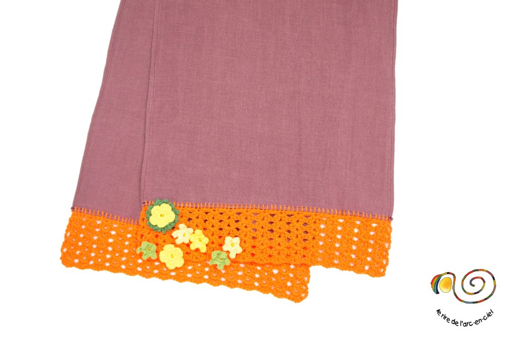 Echarpe en tissu lin, extrémités au crochet, fleurs
