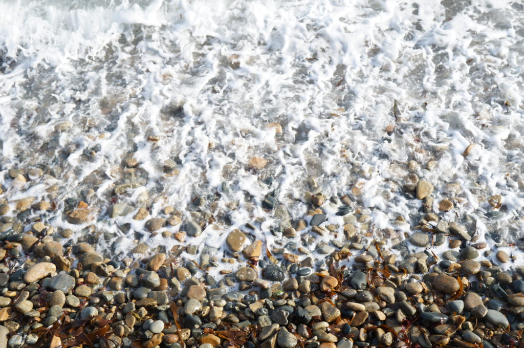 L'eau se retire sur une plage de galets