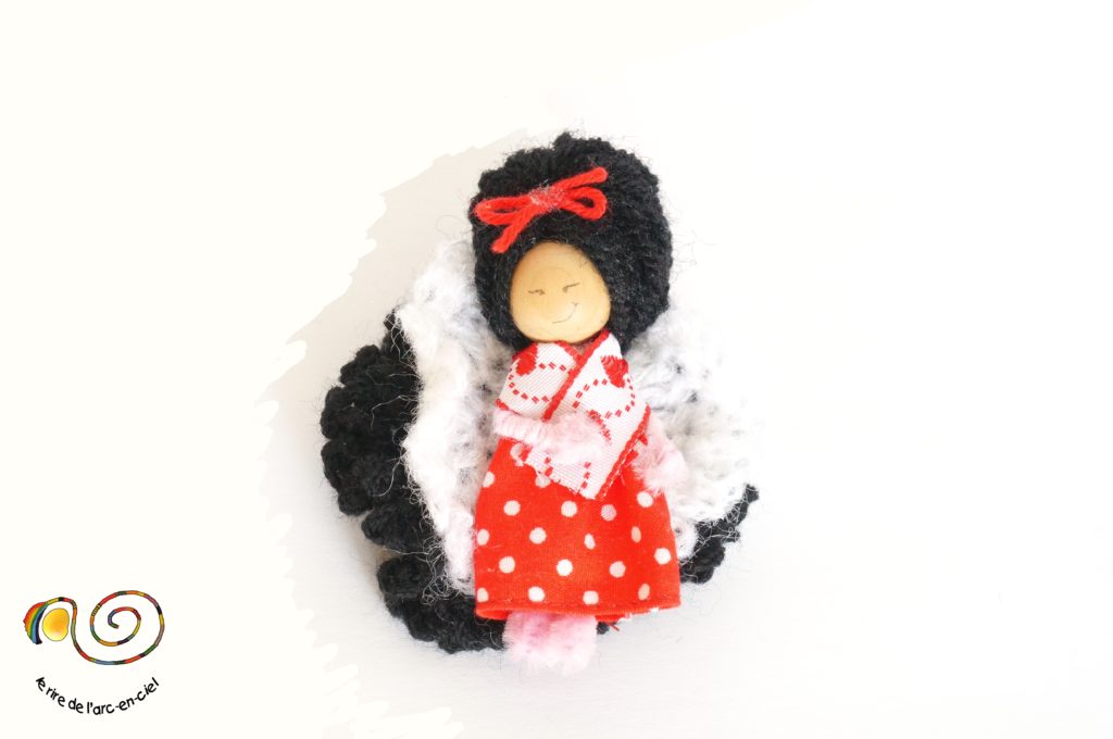 Broche figurine, petite poupée en robe rouge