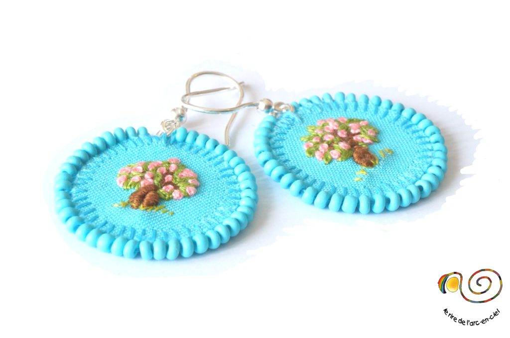 Boucles d'oreilles brodées bleues