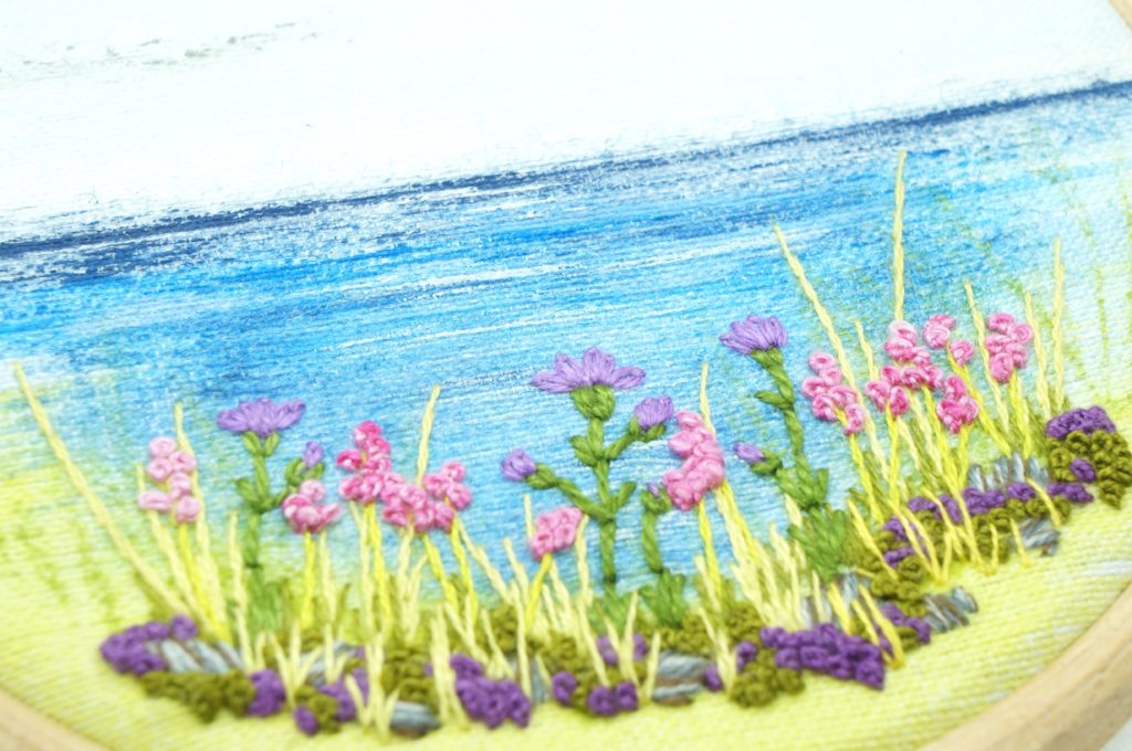 Paysage de bord de mer peint et brodé