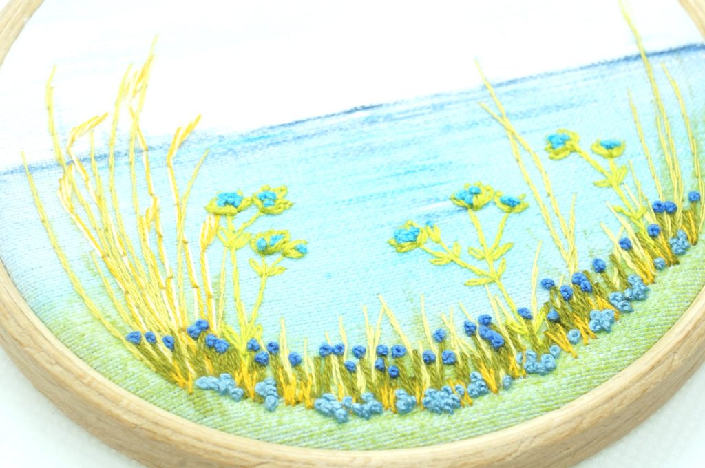 Broderie de fleurs bleues