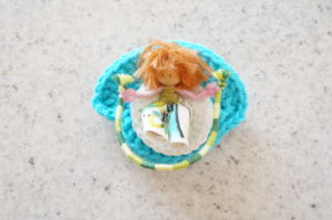 Barrette figurine 7 cm - Petit personnage sautant à la corde