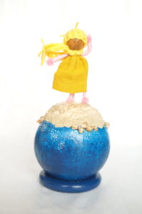Objet décoratif avec planète miniature et personnage