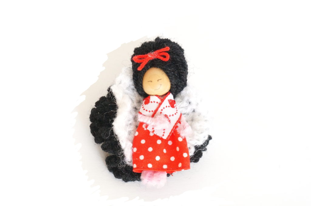 Broche figurine rouge