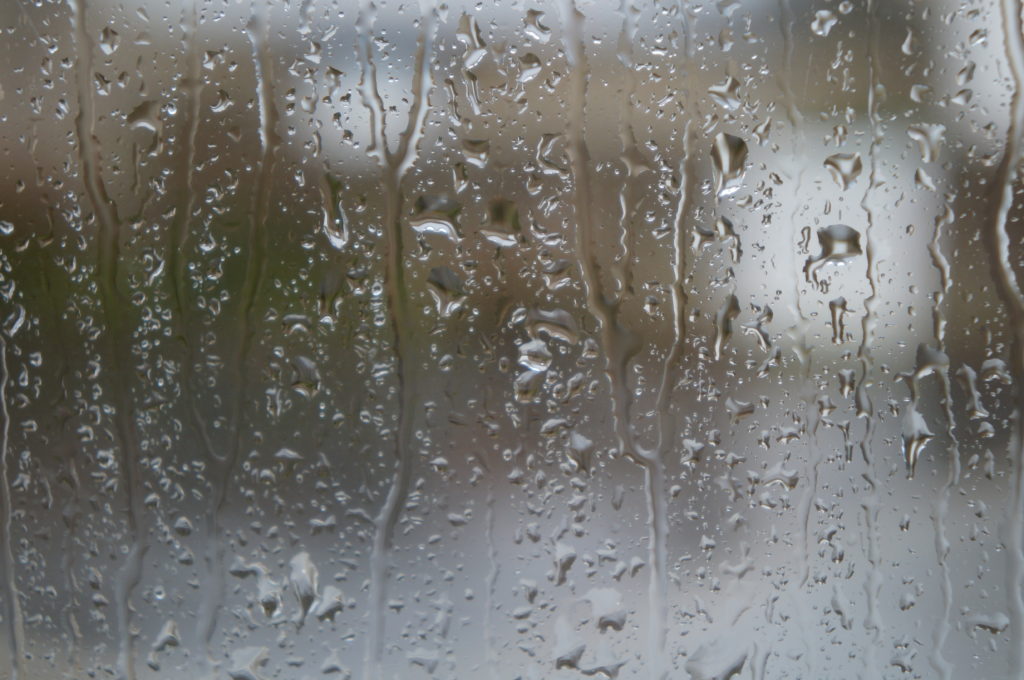 Gouttes d'eau sur la vitre