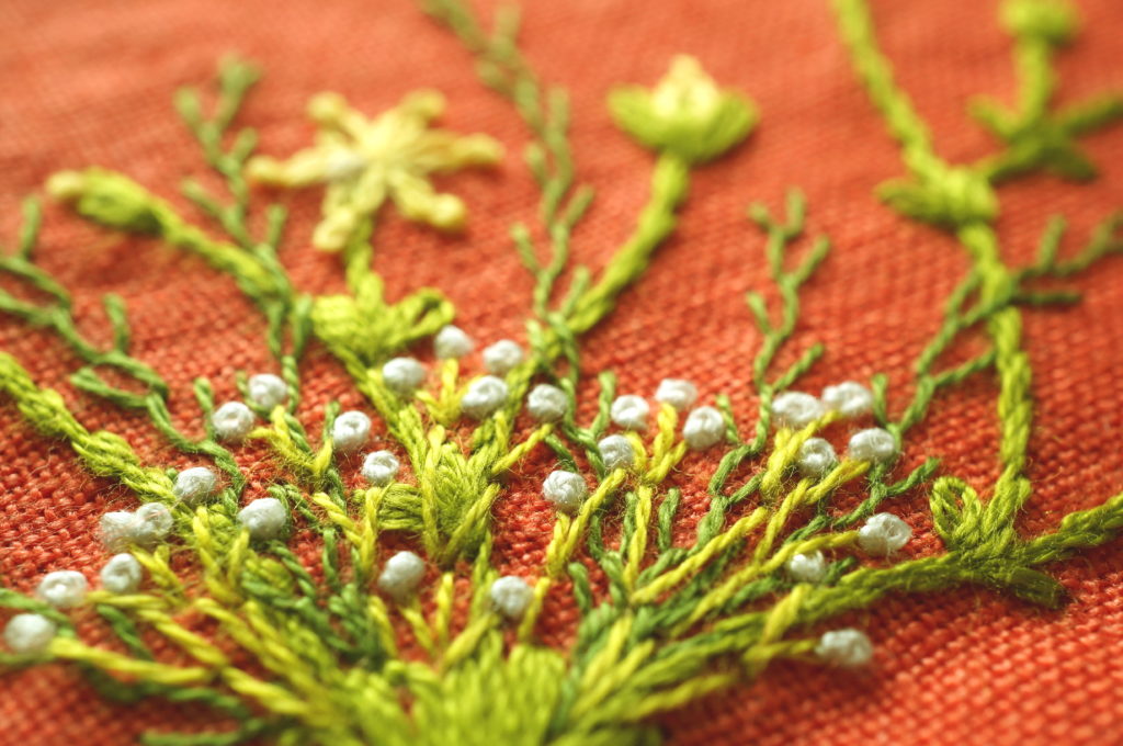 Broderie végétation printanière, détail de l'écharpe