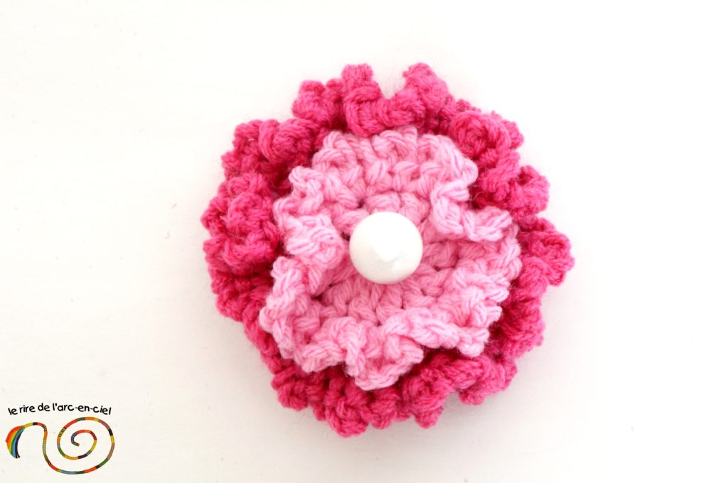 Broche fleur rose au crochet