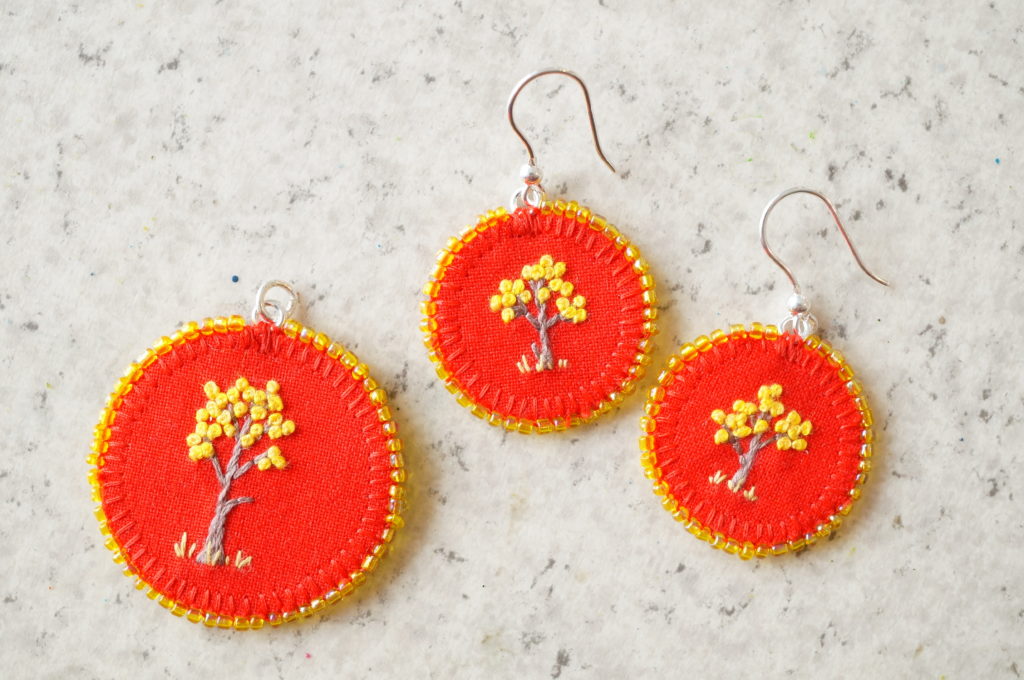 Pendentif et boucles d'oreilles rouges et jaunes