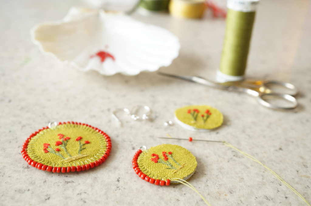 Broderie pendentifs et boucles d'oreilles en cours